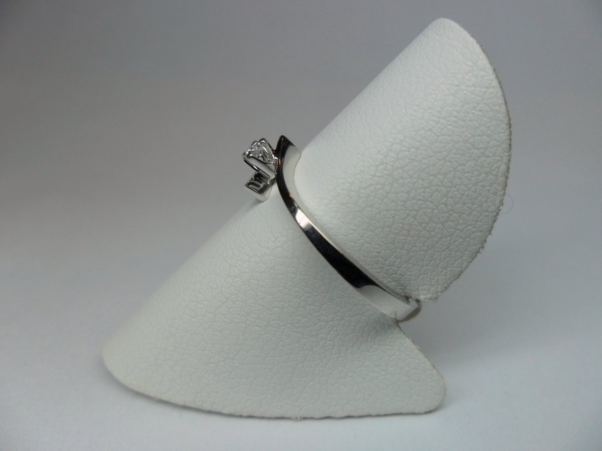 Twisted solitaire ring